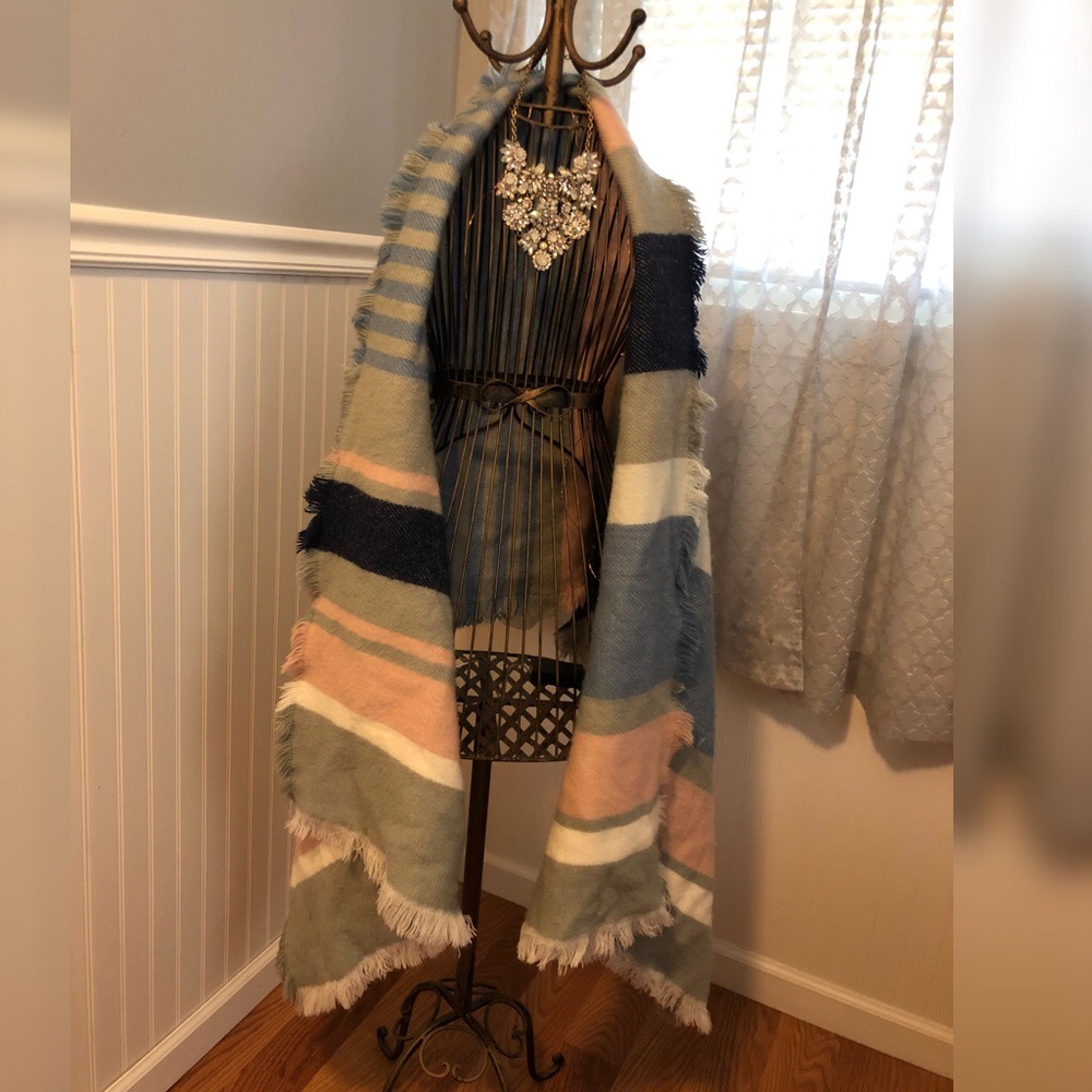 Overly large scarf/shawl🌸